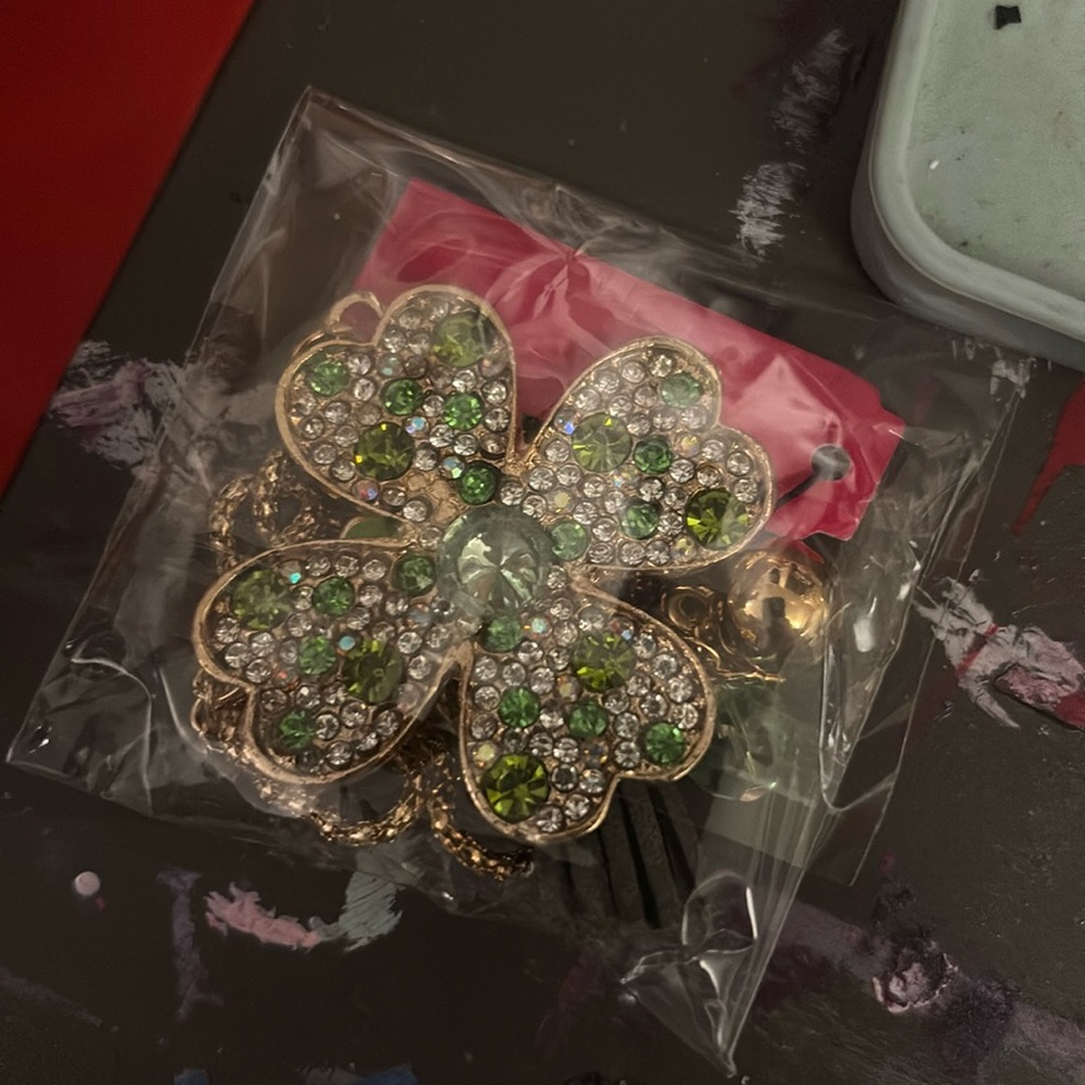 Betsey johnson four leaf clover  rhinestone necklace